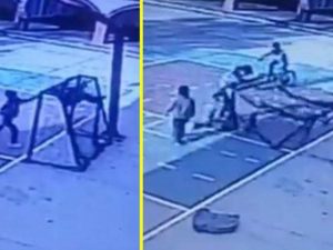 Si arrampica sulla porta del campetto con un amico: bimbo di 10 anni muore schiacciato