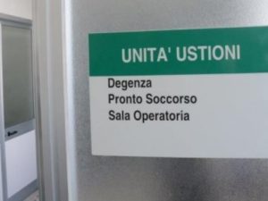 Ustionata in casa, si sveglia e accusa il compagno: “Non era suicidio, mi ha dato fuoco”