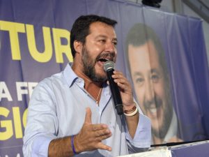 Decreto sicurezza, da Pontida Salvini avverte: “Se lo cancellano faremo un referendum”