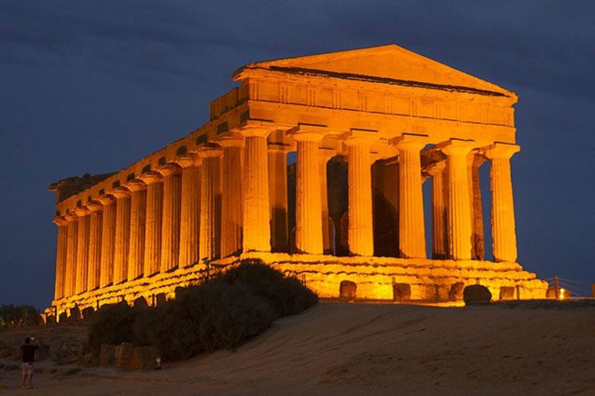 Ai templi di Paestum l'orchestra del San Carlo di Napoli suona sotto le