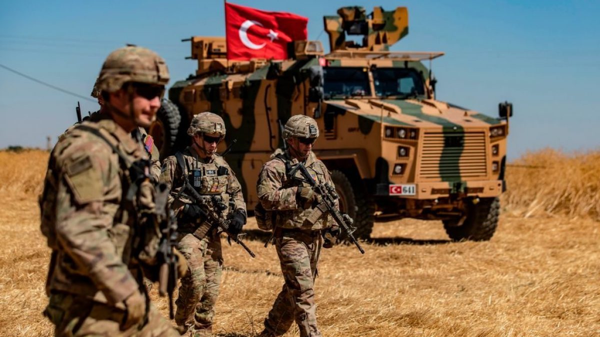Pattuglia di militari Usa e turchi nei sobborghi della città siriana di Tal Abyad (Gettyimages)