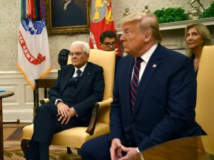 Mattarella accolto da Trump alla Casa Bianca: “Collaboriamo sui dazi, no a ritorsioni”