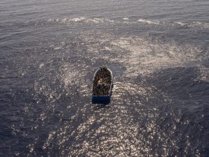 Migranti, barca in difficoltà nel Mediterraneo con 50 persone a bordo, tra cui 5 bimbi