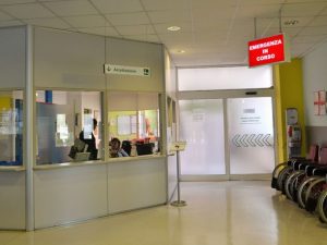 Reggio Emilia, ragazza di 22 anni muore all’ospedale dopo intervento a Sassuolo: aperta indagine