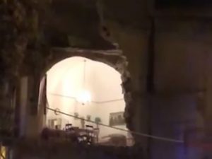 Crolla palazzina ad Andria, feriti una donna e un vigile del fuoco