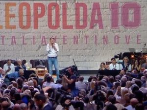 Leopolda 10, a Firenze c’è il pienone per la kermesse di Matteo Renzi: “Sono Commosso”