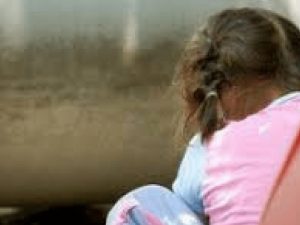 Rimini, manda al pedofilo la foto della figlia, poi si sente male: “Devo farmi curare”
