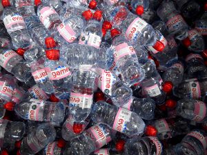 Manovra, arriva la plastic tax: “Vogliamo una legge di Bilancio che guardi a un futuro più verde”