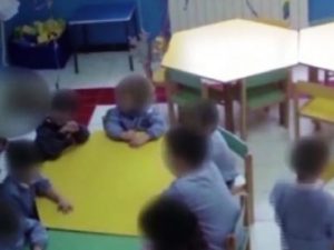 Cosenza, bimbi tra i 3 e i 5 anni picchiati e umiliati in classe: arrestate due maestre