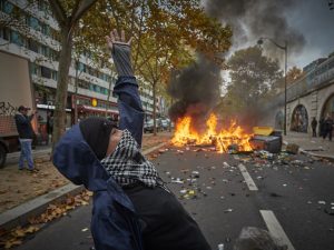 Parigi, di nuovo in piazza i gilet gialli: scontri e decine di persone arrestate