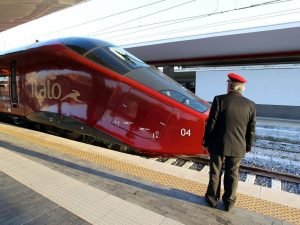 Italo, un passeggero attiva il freno di emergenza e picchia il capotreno: voleva scendere