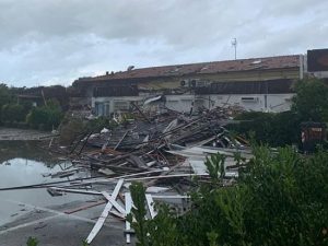 Maltempo in Toscana, tromba d’aria a Marina di Carrara spazza via un albergo: “Danni ingenti”