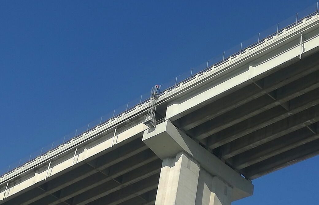Teramo, 19enne annuncia suicidio con un video su Facebook e si getta da un ponte - Fanpage.it