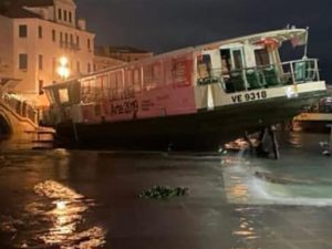 Allarme acqua alta a Venezia, l’80 per cento della città è sommersa: “Devastazione totale”