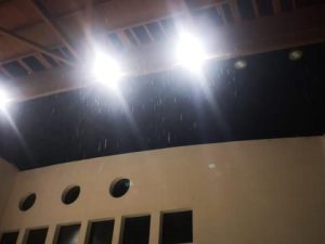 Maltempo, tromba d’aria fa crollare tetto di una palestra a Lauria: ci sono feriti