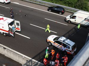 Incidente nella notte lungo l’A4: donna a piedi in autostrada, travolta e uccisa da un’auto