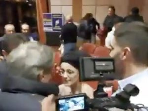 Reggio Calabria, contesta Salvini e viene insultata dai leghisti: “Drogata, cessa, vergognati”