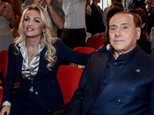 La fidanzata di Berlusconi approva le Sardine. La replica: “Benvenuta, ma si discosti da sovranismo”