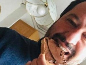 Salvini ha smesso di mangiare Nutella, ma fino a ieri era un affezionato testimonial
