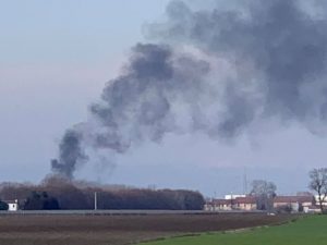 Padova, alta colonna di fumo nero visibile a diversi chilometri: fiamme in una fabbrica