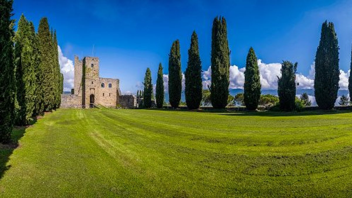 Il Castello di Romena a Pratovecchio, in Toscana, è uno dei luoghi che parteciperanno al 700° anniversario dantesco promosso da Poste Italiane.