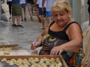 Le orecchiette di Bari vecchia approdano a New York, la signora Nunzia testimonial della Puglia
