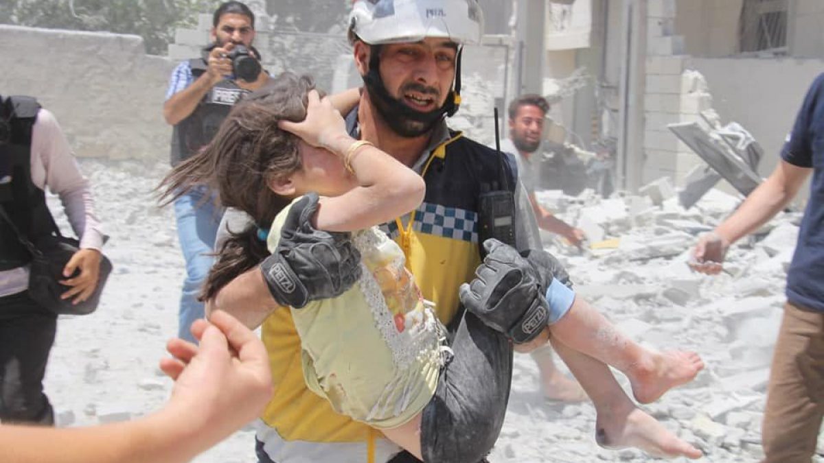 Un bimba soccorsa dopo un raid aereo nella Siria nord–occidentale (White Helmets)