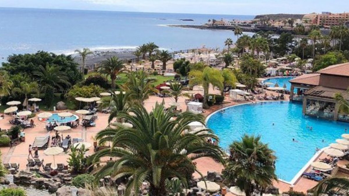 Oltre 1.000 turisti in quarantena all’H10 Costa Adeje Palace, alle Tenerife, a causa del coronavirus Covid–19