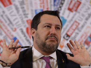 Aborto, Salvini offende le straniere. Pd: “Giù le mani dalle donne”. Brignone: “Vergogna”