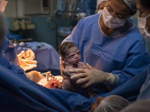È appena nata ma è già “arrabbiata”: la foto della neonata diventa virale su Facebook