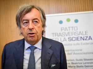 Burioni: “Oms sempre più deludente, consiglia le mascherine solo per i medici e non per tutti”