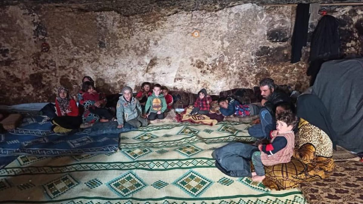 Otto famiglie vivono sottoterra per sfuggire alle bombe nel nord–ovest della Siria (Yahya Nemah)