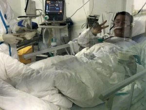 Morto a Wuhan Peng Yinhua, medico eroe che aveva rinviato le nozze per sconfiggere il Coronavirus