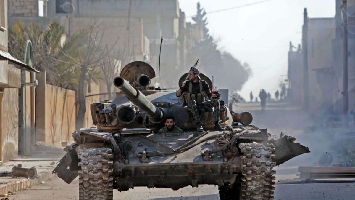 Un carro armato condotto dai ribelli anti–Assad nella città di Saraqib (Gettyimages)