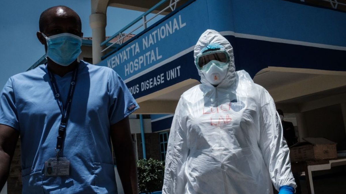 Medici dell’unità per le malattie infettive del Kenyatta National Hospital di Nairobi, Kenya (Gettyimages)