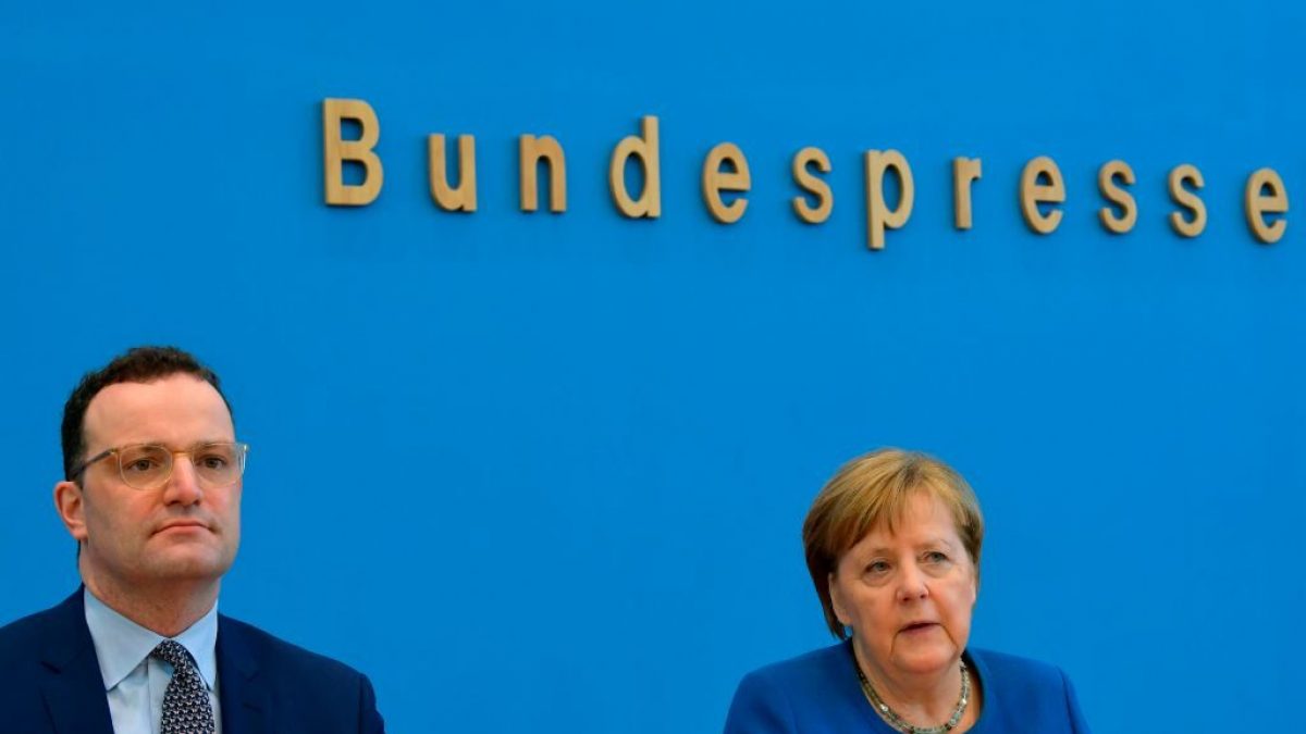La cancelliera tedesca Angela Merkel e il ministro della salute Jens Spahn durante la conferenza stampa sul coronavirus (Gettyimages)