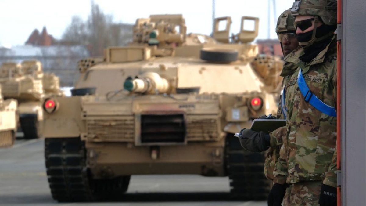 Un carro armato Abrams e alcuni soldati Usa sbarcati al porto tedesco di Bremerhaven per partecipare a Defender Europe 20 (Gettyimages)