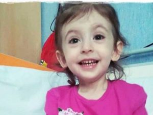Addio alla piccola Elisa, vinta dalla leucemia. I genitori: “Siamo morti con lei”
