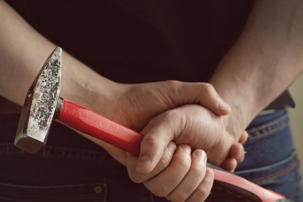 девочка с молотком. мальчик помощник. ребенок забивает гвозди. мальчик с молотком. молоток для детей.