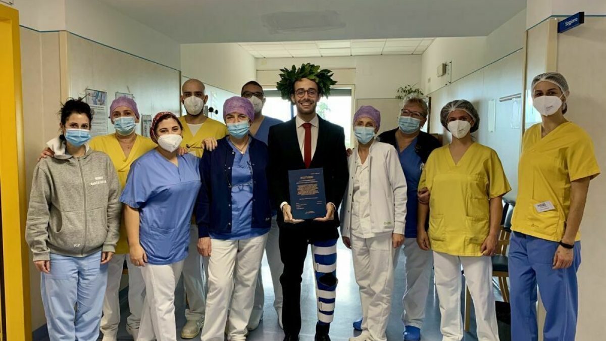 Lorenzo e i medici del reparto il giorno della sua laurea