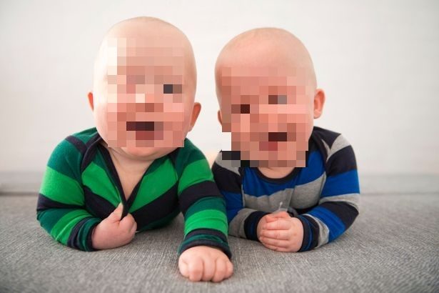 Bufera su una mamma di due gemelli: per riconoscerli, ne tatua uno dei due - Vimarsana News