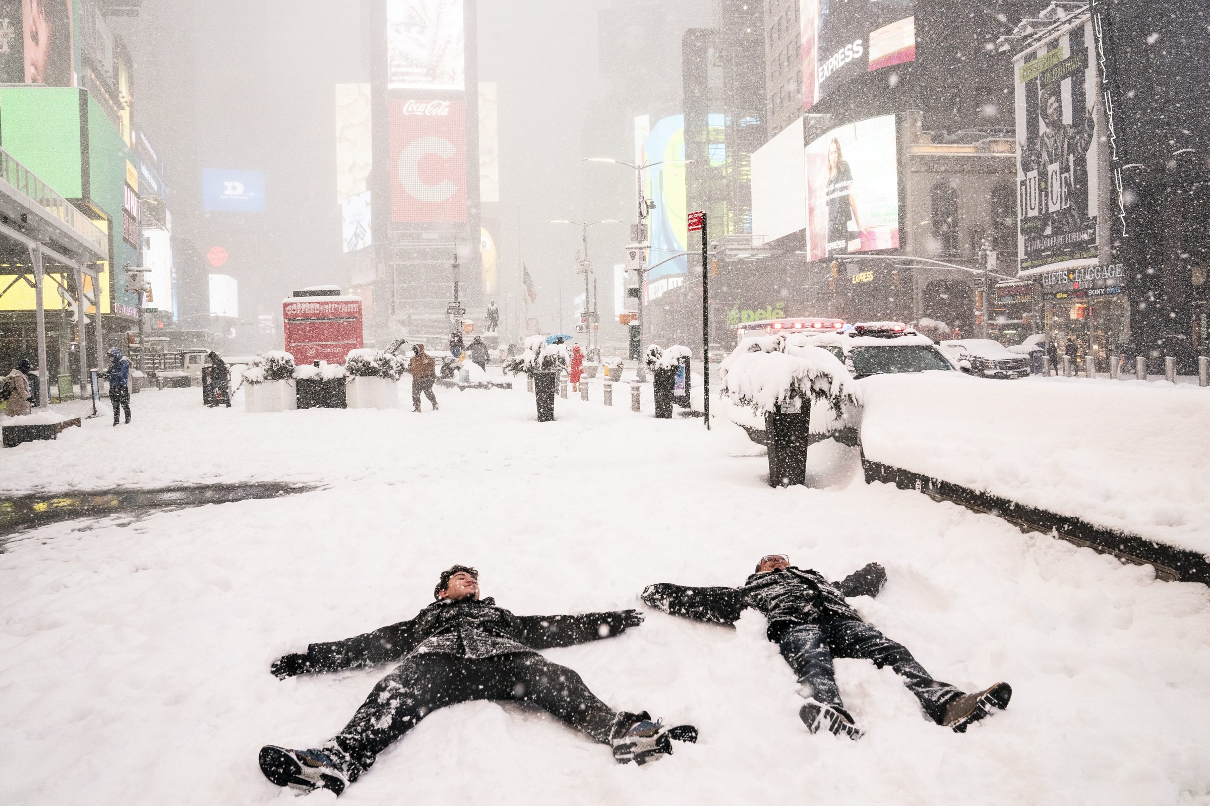 Tempesta di neve paralizza New York strade deserte, sospese migliaia