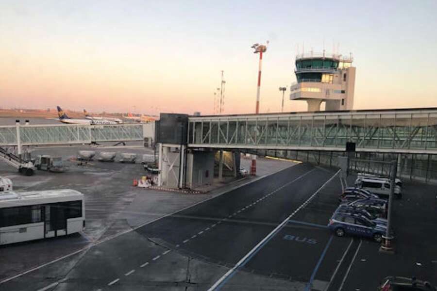 Nuova eruzione dell'Etna: aeroporto di Catania chiuso per ...