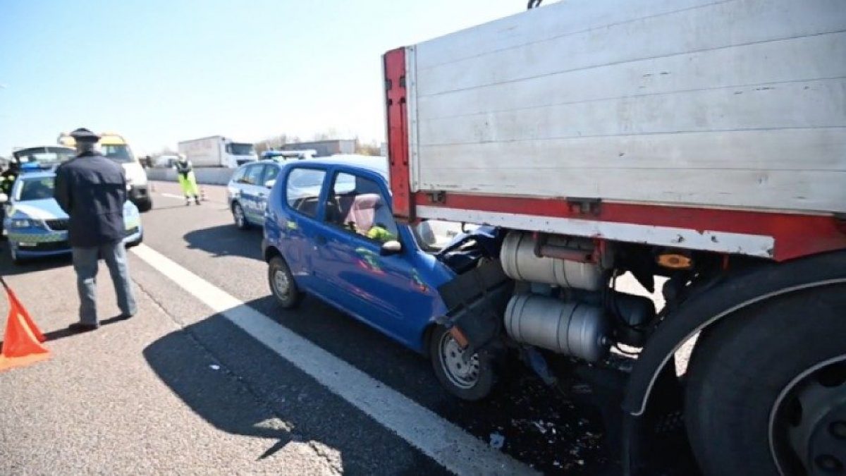 Tamponamento Lungo La Tangenziale Di Bologna Auto Finisce Sotto Un Tir Morto Un Uomo Di 68 Anni