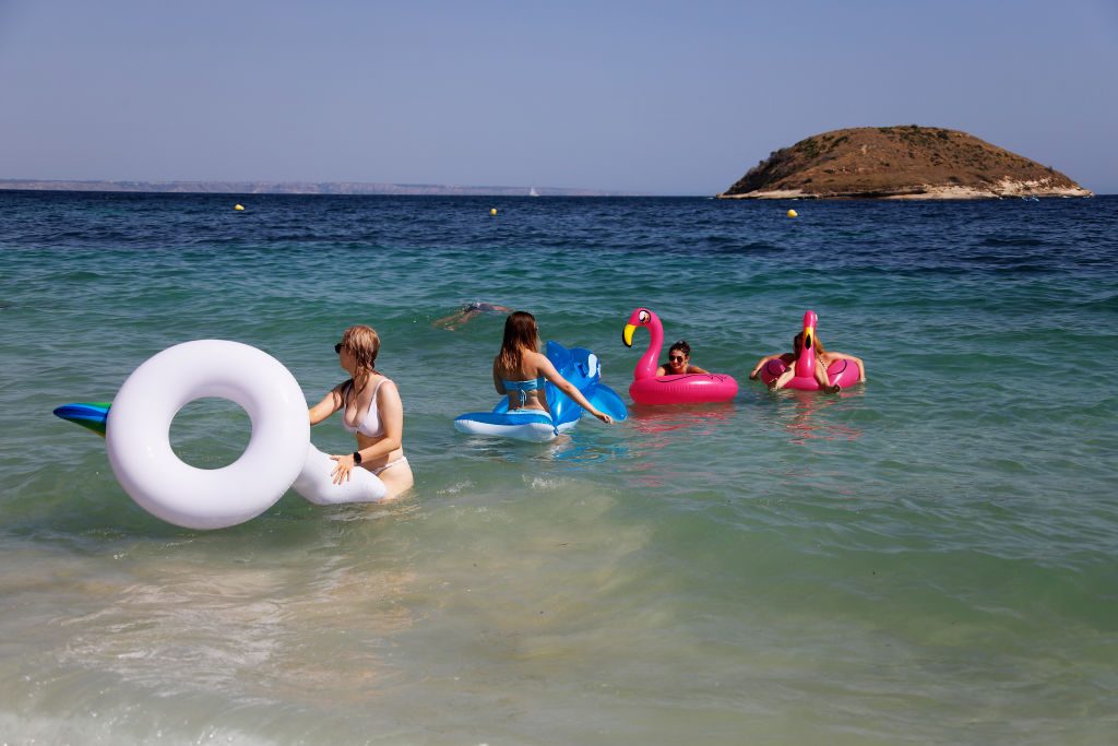 Maxi focolaio Covid a Maiorca, 850 ragazzi contagiati durante vacanza studio: in 3000 in quarantena - Vimarsana News