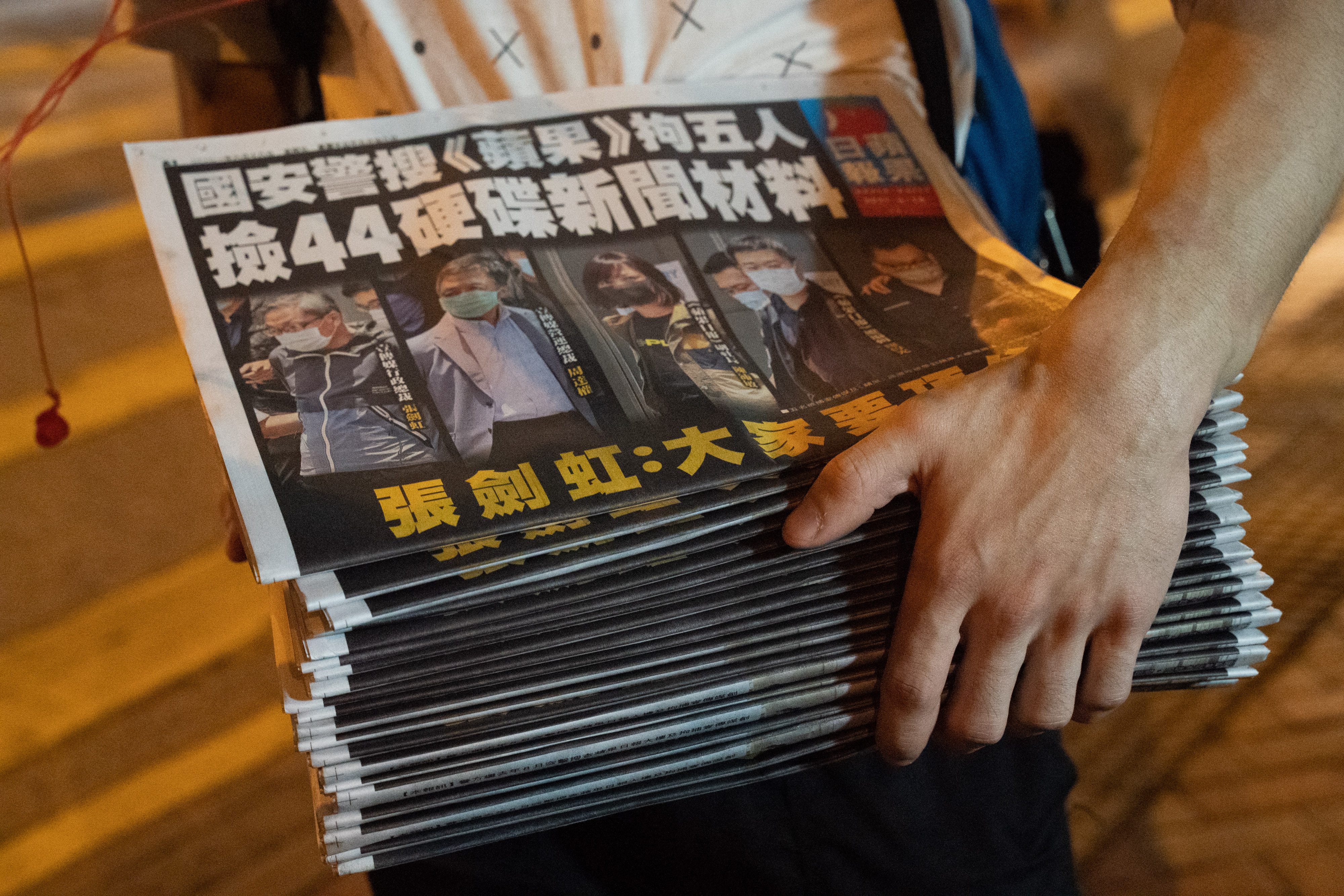 Hong Kong, il governo cinese chiude giornale pro-democrazia: milioni in coda per l'ultimo numero - Vimarsana News