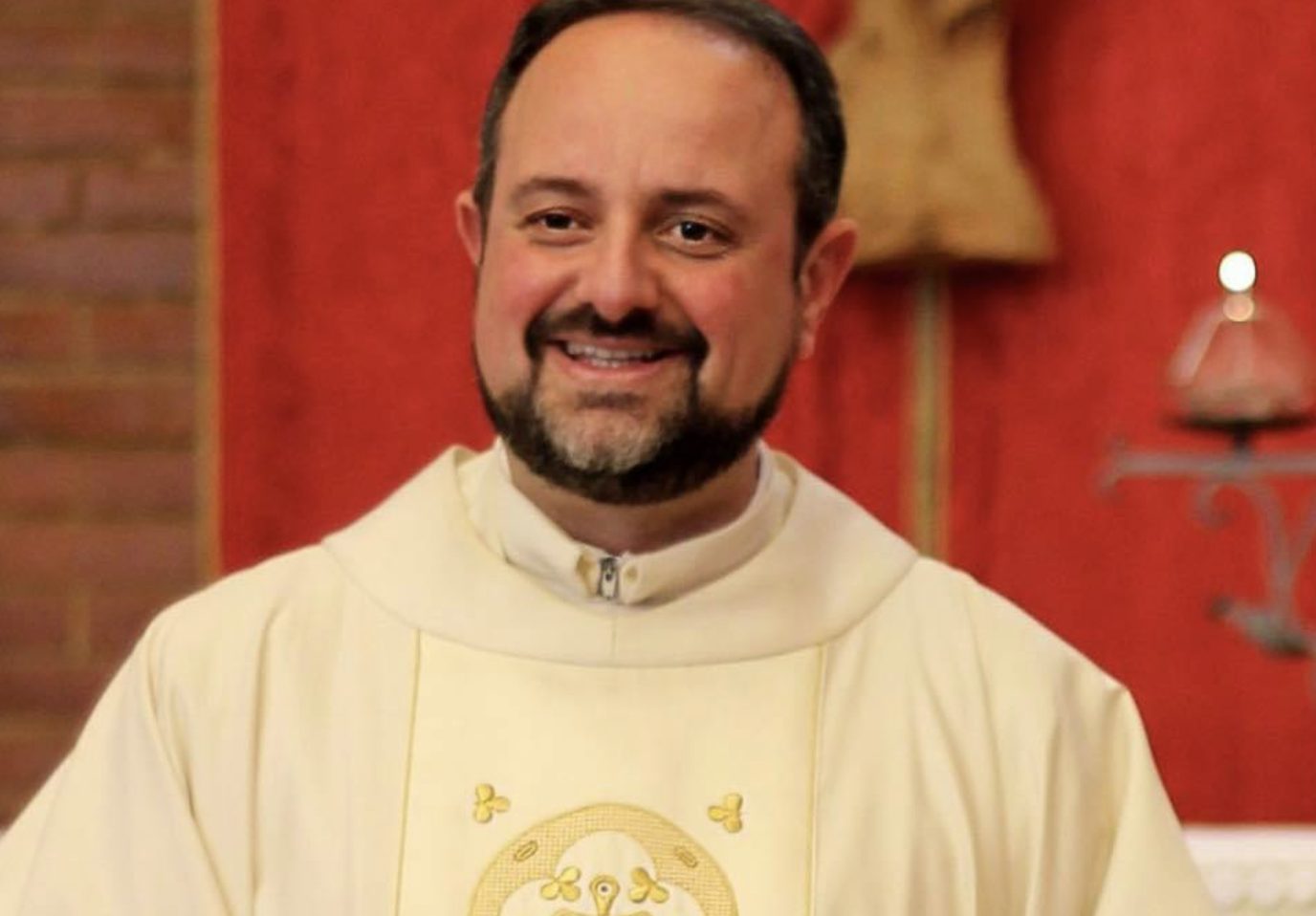Chi non è vaccinato non venga in chiesa: bufera su don Pasquale dopo post su Facebook - Vimarsana News
