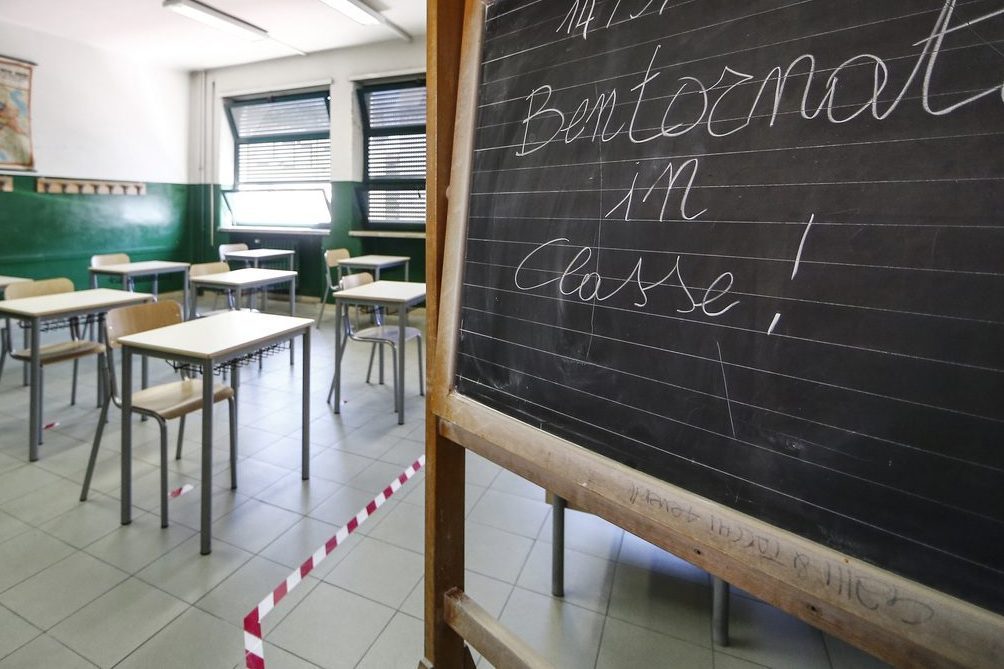 Scuola, tamponi gratuiti per gli insegnanti: accordo governo-sindacati sul protocollo di sicurezza - Vimarsana News