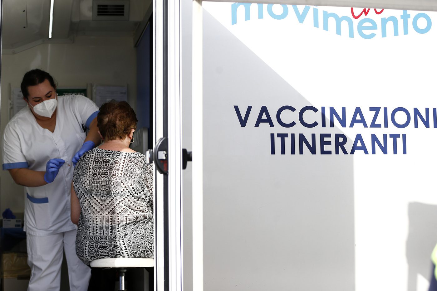 Il piano per vaccinare i giovanissimi: open night, spiagge e camper nei luoghi di movida e turismo - Vimarsana News