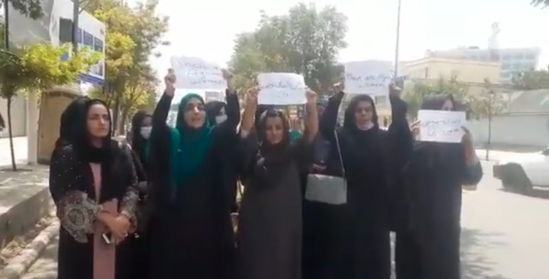 Le donne di Kabul sfidano i Talebani e protestano in piazza: Ci siamo anche noi - Vimarsana News